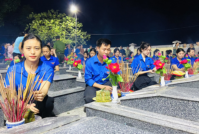 Bánh đã được dâng lên các anh hùng liệt sỹ.