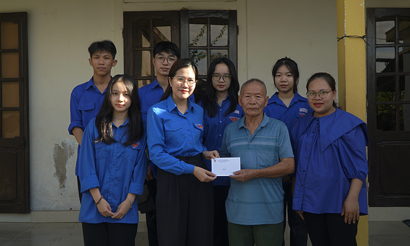 Đại diễn lãnh đạo Thành đoàn cùng các ĐVTN thăm, tặng quà thương binh, Mai Xuân Xảo thôn Bình Phúc, phường Đức Ninh Đông.