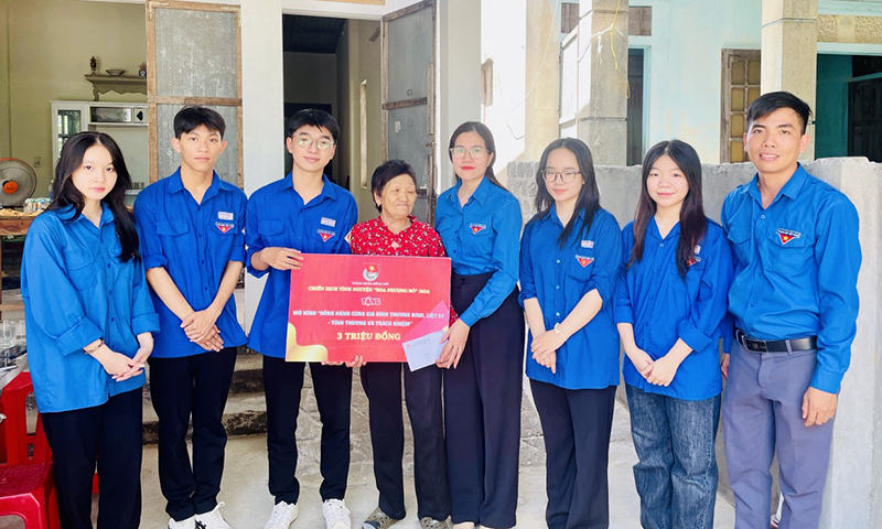 Đại diện lãnh đạo Thành đoàn trao tặng mô hình “Đồng hành cùng gia đình thương binh, liệt sỹ – tình thương và trách nhiệm” 