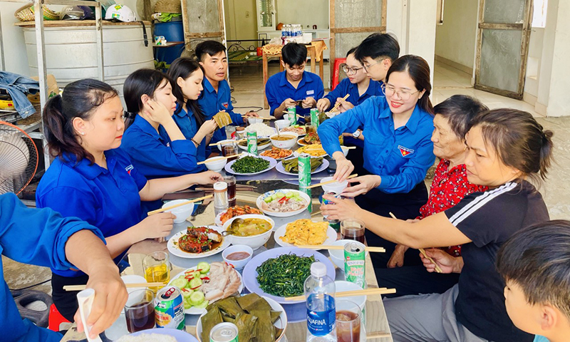 Các ĐVTN đã chuẩn bị “Bữa cơm tri ân” cùng gia đình các thương binh.