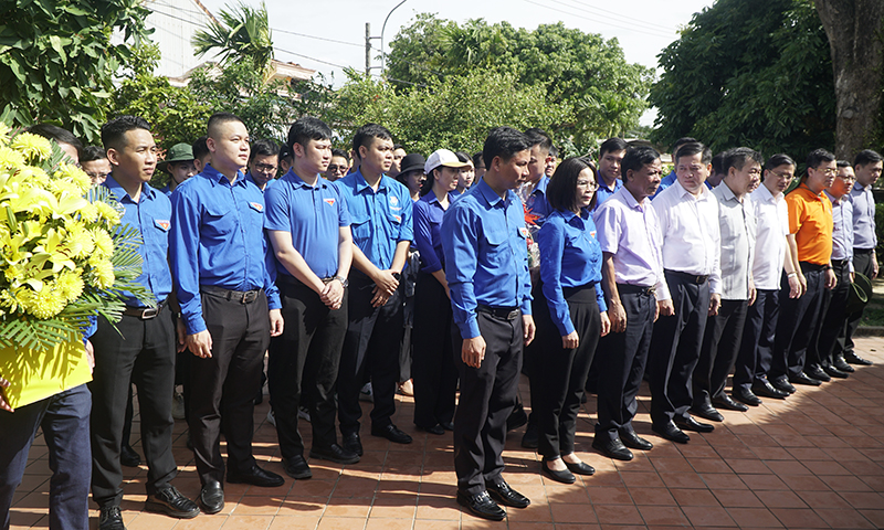 Các đại biểu dâng hương tại Nhà lưu niệm Đại tướng Võ Nguyên Giáp.