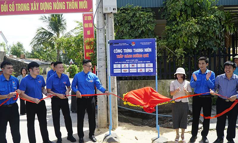 Đại diện lãnh đạo các đơn vị kéo băng khánh thành công trình thanh niên “Thắp sáng đường quê” 