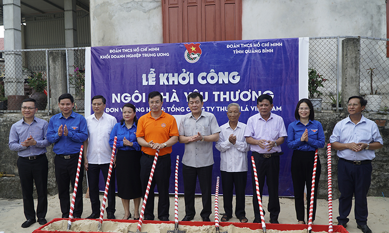 Đại diện các đơn vị khởi công xây dựng “ngôi nhà yêu thương”.