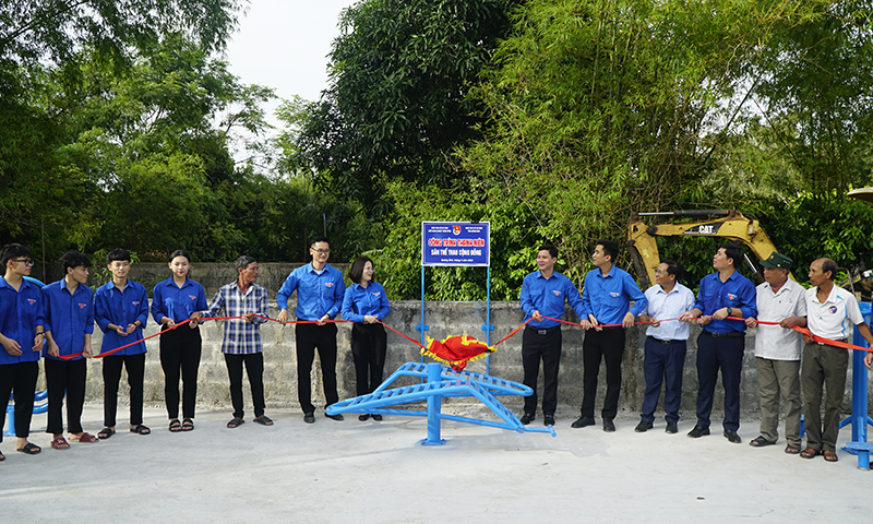 Đại diện các đơn vị cùng với chính quyền địa phương kéo băng khánh thành sân chơi thể thao.