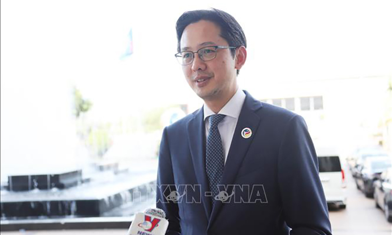 Thứ trưởng Bộ Ngoại giao Đỗ Hùng Việt trả lời phóng viên TTXVN sau khi kết thúc chuỗi hội nghị. Ảnh: Xuân Tú/PV TTXVN tại Lào