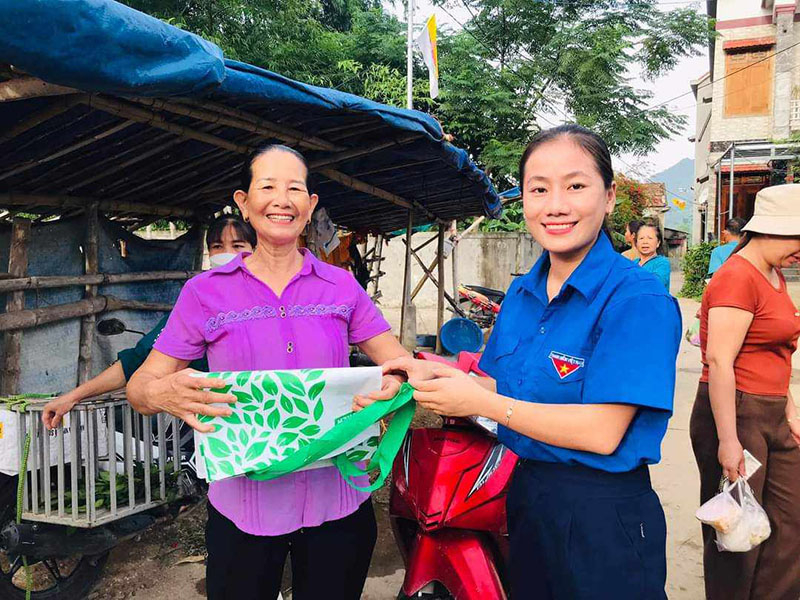 Sử dụng túi tái chế giúp hạn chế rác thải ra môi trường.