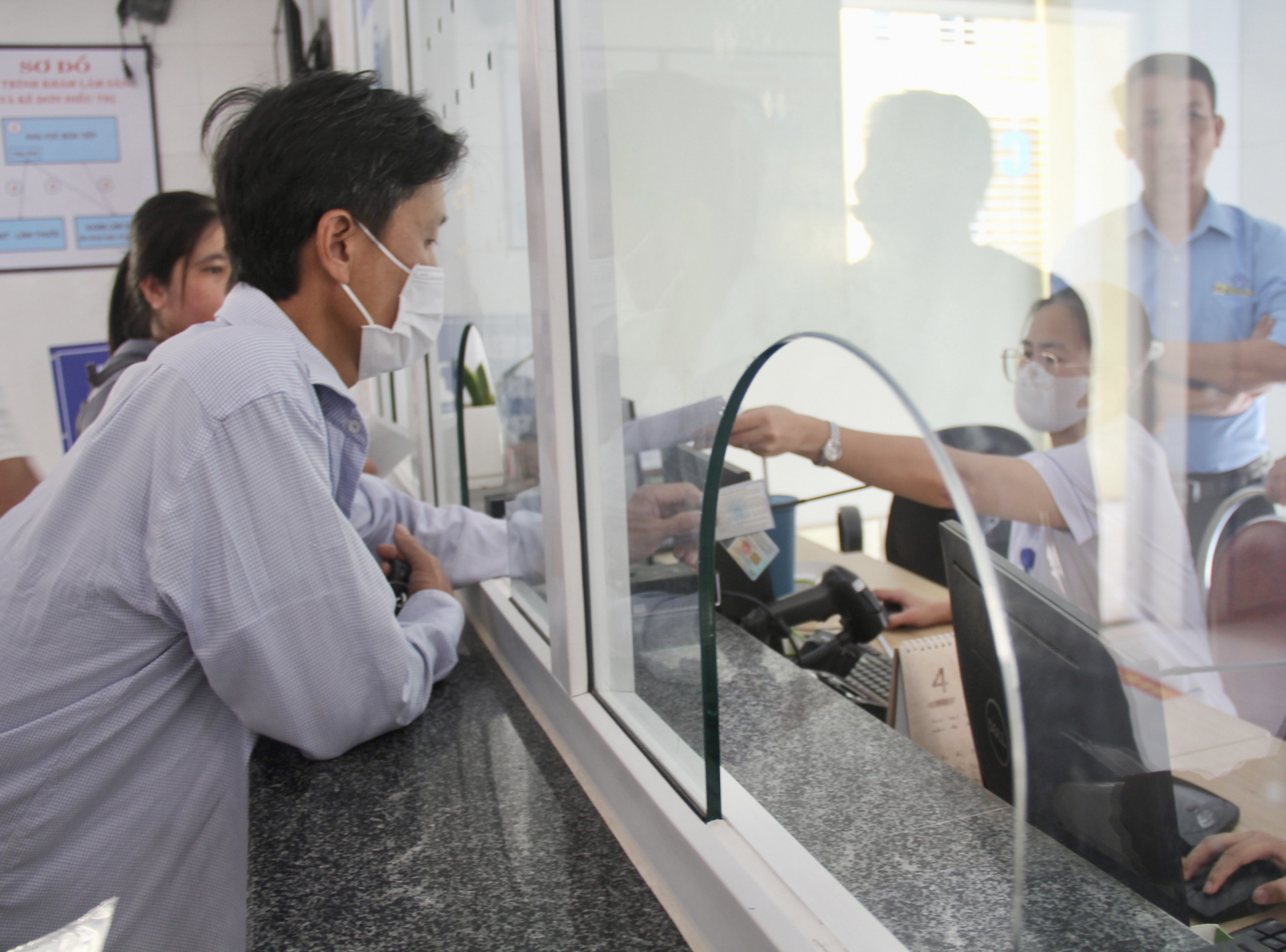  Người dân đăng ký khám, chữa bệnh BHYT tại Bệnh viện đa khoa TP. Đồng Hới.