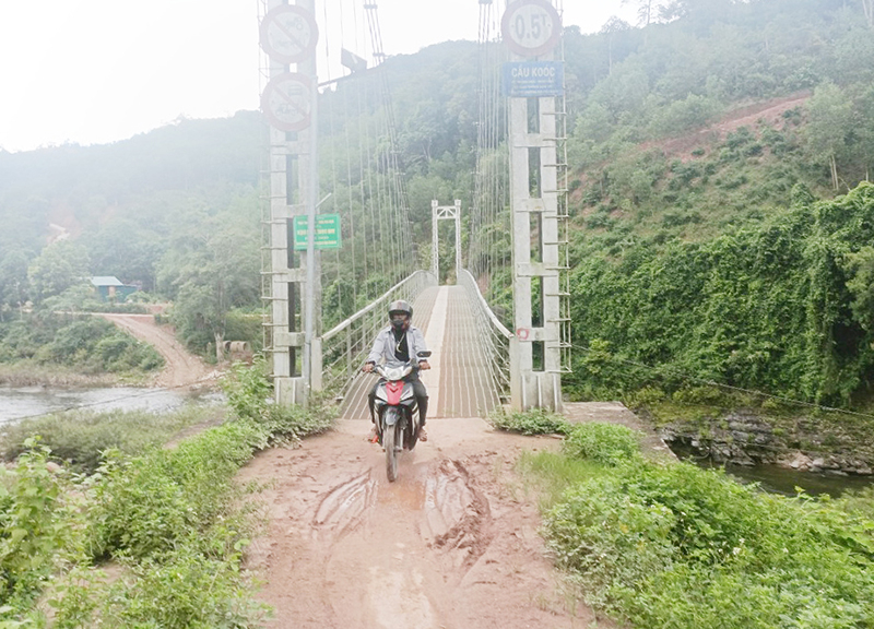 Cầu treo qua bản K Oóc.
