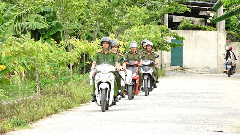 Lực lượng tham gia bảo vệ ANTT ở cơ sở xã Võ Ninh phối hợp tuần tra, kiểm soát bảo đảm ANTT trên địa bàn dân cư.
