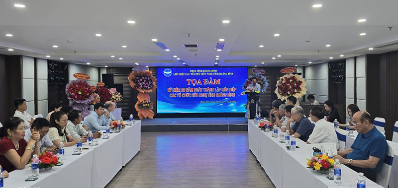 Quang cảnh buổi toạ đàm kỷ niệm 20 năm thành lập Liên hiệp hội hữu nghị tỉnh.