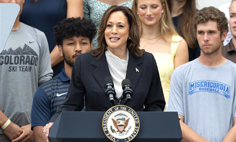 Ngày 21/7/2024, Tổng thống Mỹ Joe Biden đã bất ngờ tuyên bố rút lui khỏi chiến dịch tái tranh cử Tổng thống năm 2024, đồng thời ủng hộ Phó Tổng thống Kamala Harris (ảnh) thay ông gánh vác trọng trách làm ứng cử viên của đảng Dân chủ trong cuộc đua vào Nhà Trắng. Ảnh: THX/TTXVN