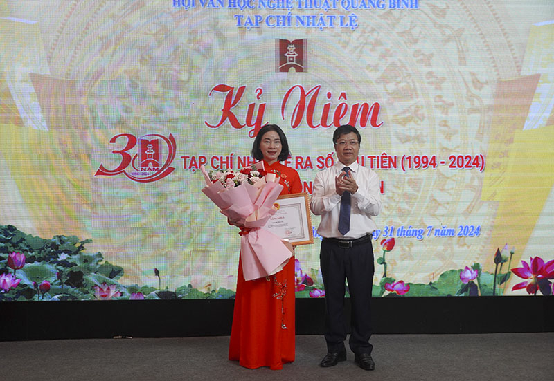 Đồng chí Trưởng Ban Tuyên giáo Tỉnh ủy Cao Văn Định trao bằng khen của Bộ Thông tin-Truyền thông cho Tạp chí Nhật Lệ.