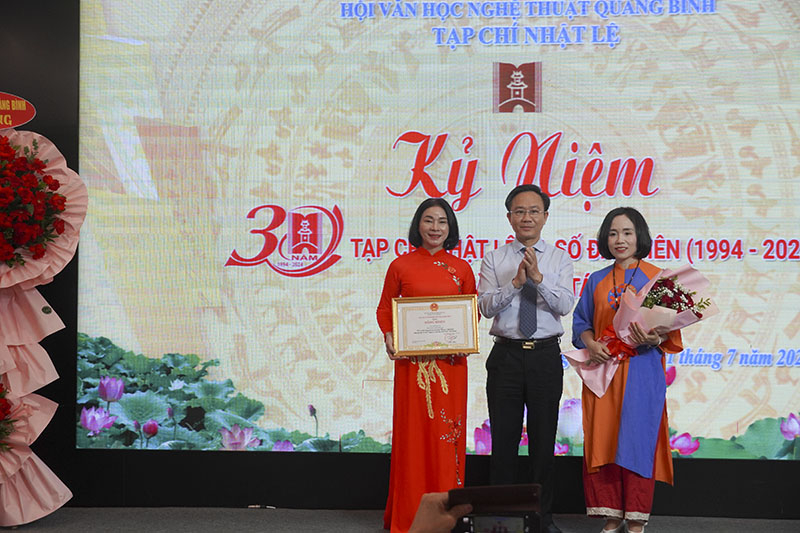 Đồng chí Phó Chủ tịch UNND tỉnh Hoàng Xuân Tân trao bằng khen của Chủ tịch UBND tỉnh cho Tạp chí Nhật Lệ.