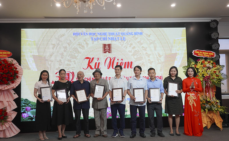 Tạp chí Nhật Lệ tri ân các thế hệ đi trước và những người có nhiều đóng góp cho sự phát triển của tạp chí.