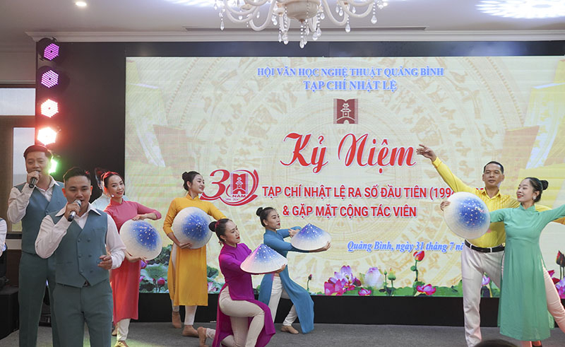 Một tiết mục văn nghệ chào mừng lễ kỷ niệm.