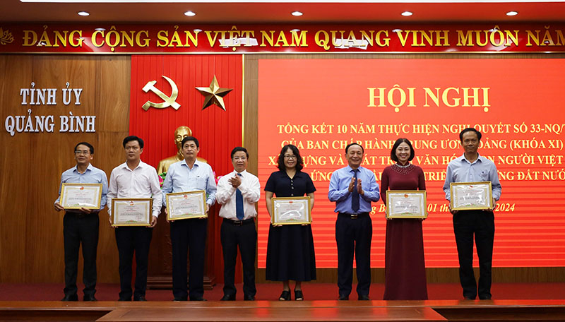 Đồng chí Phó Bí thư Thường trực Tỉnh ủy Trần Hải Châu và đồng chí Trưởng ban Tuyên giáo Tỉnh ủy Cao Văn Định trao bằng khen của Chủ tịch UBND tỉnh cho các tập thể.