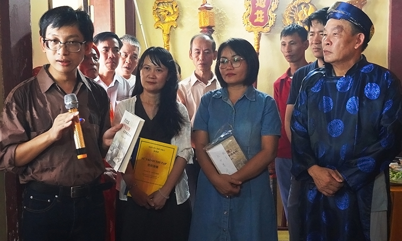 Trao tặng sách và bản thảo phiên dịch, chú giải Sứ trình thi tập cho trưởng họ Nguyễn Thế tại xã An Thủy, Lệ Thủy.