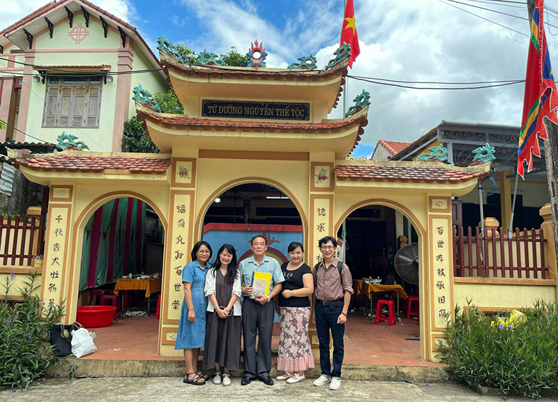 Trưởng họ Nguyễn Thế-TS. Nguyễn Thế Hoàn cùng các cộng sự của GS. Trần Ích Nguyên.