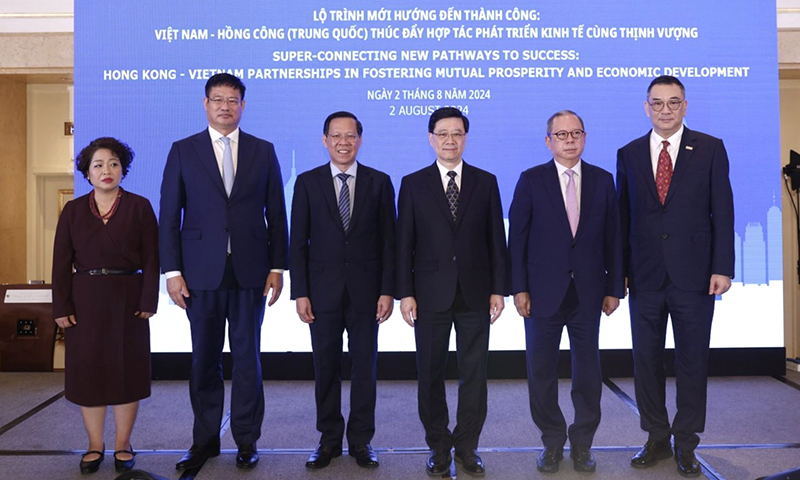 Ông Phan Văn Mãi, Chủ tịch UBND TP Hồ Chí Minh và lãnh đạo các doanh nghiệp, quan chức cao cấp của Hồng Kông (Trung Quốc) tại buổi gặp gỡ ngày 2/8. Ảnh: CTV