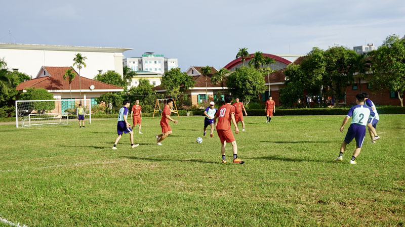 Các đội thi đấu ở nội dung bóng đá nam.