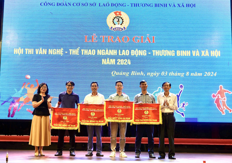 Ban Tổ chức trao giải cho các đội đoạt giải nội dung bóng đá nam.