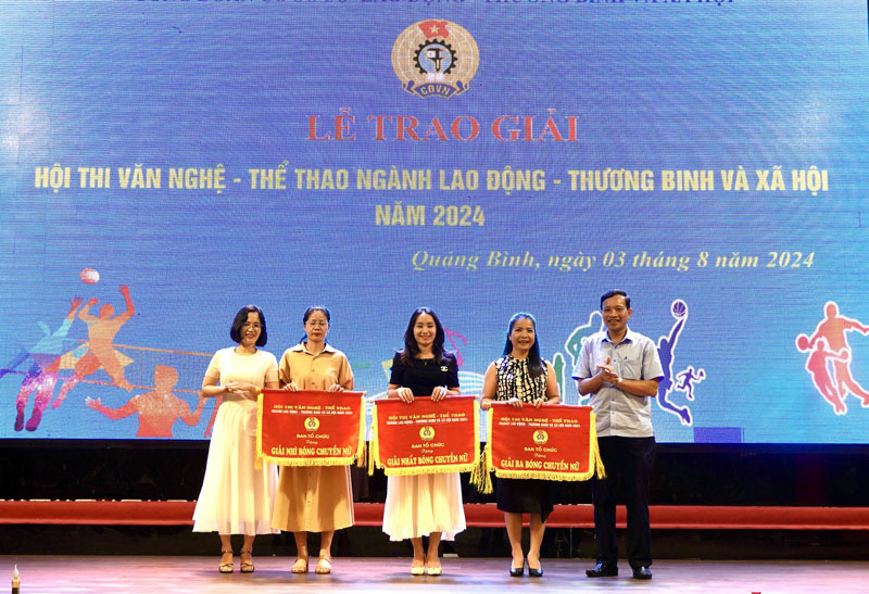 Trao giải cho các đội đoạt giải nội dung bóng chuyền nữ.