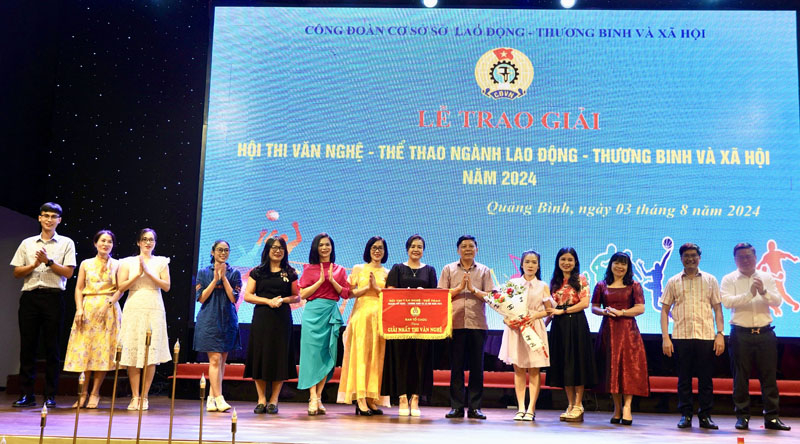 Ban Tổ chức trao giải nhất cho đội văn nghệ cơ quan Văn phòng Sở LĐ-TB-XH.