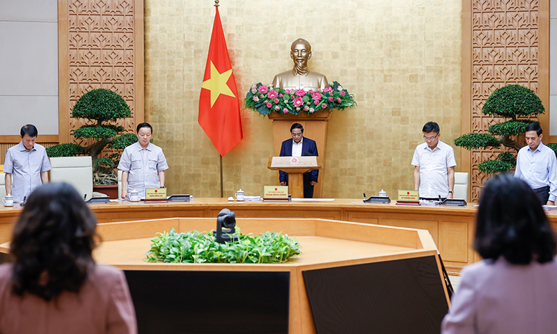 Mở đầu phiên họp, Chính phủ đã dành phút mặc niệm tưởng nhớ Tổng Bí thư Nguyễn Phú Trọng - Ảnh: VGP/Nhật Bắc