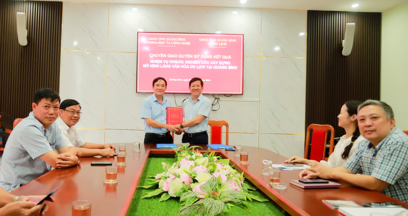 Đại diện lãnh đạo Sở KH-CN chuyển giao quyền sử dụng kết quả nhiệm vụ KHCN cho Sở Văn hóa-Thể thao.