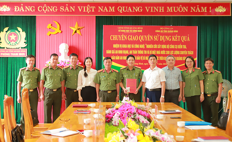 Đại diện lãnh đạo Sở Khoa học-Công nghệ chuyển giao quyền sử dụng kết quả nhiệm vụ KHCN cho Công an tỉnh.