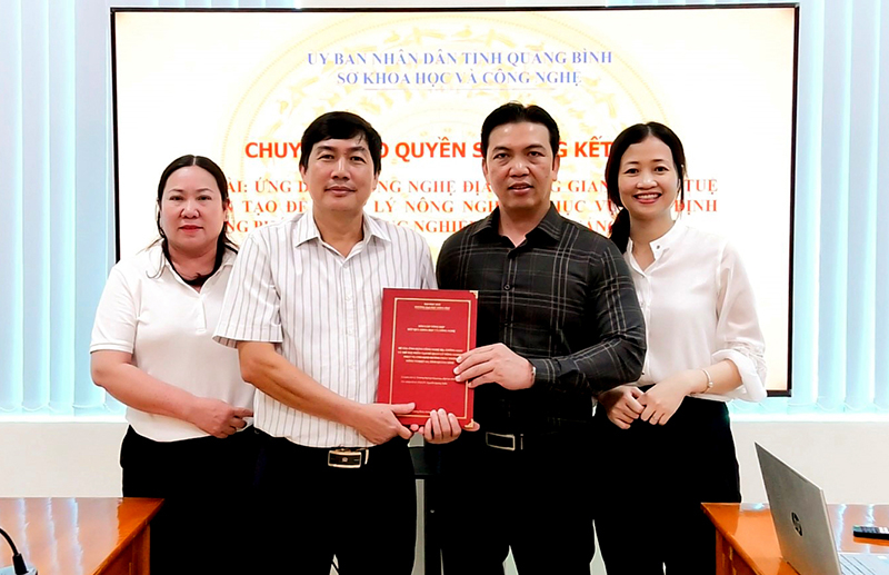 Đại diện lãnh đạo Sở Khoa học-Công nghệ chuyển giao quyền sử dụng kết quả nhiệm vụ KHCN cho Sở Nông nghiệp-Phát triển nông thôn.