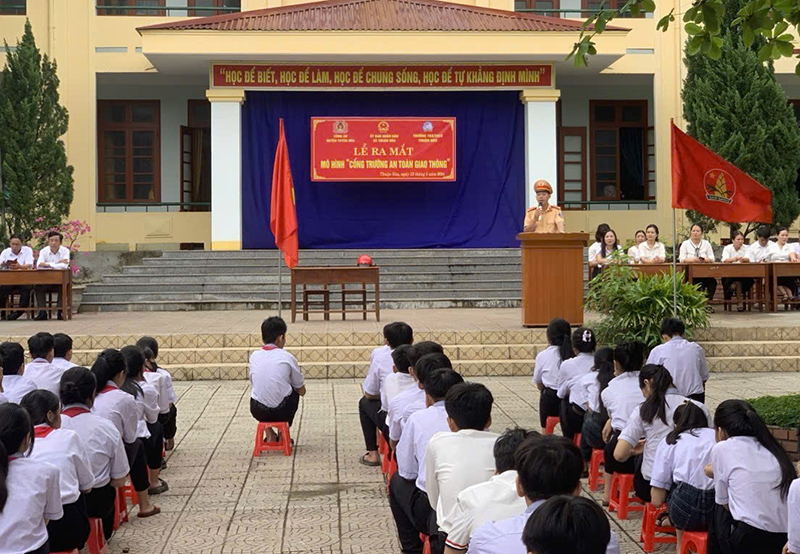 Công an huyện Tuyên Hóa tuyên truyền luật giao thông cho các em học sinh trên địa bàn.