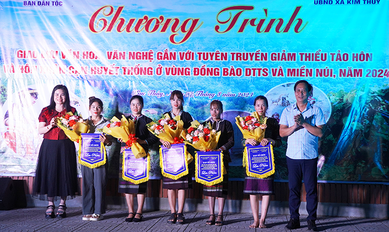 Đại diện lãnh đạo Ban Dân tộc tỉnh và xã Kim Thủy (Lệ Thủy) tặng hoa, cờ lưu niệm cho các đội.