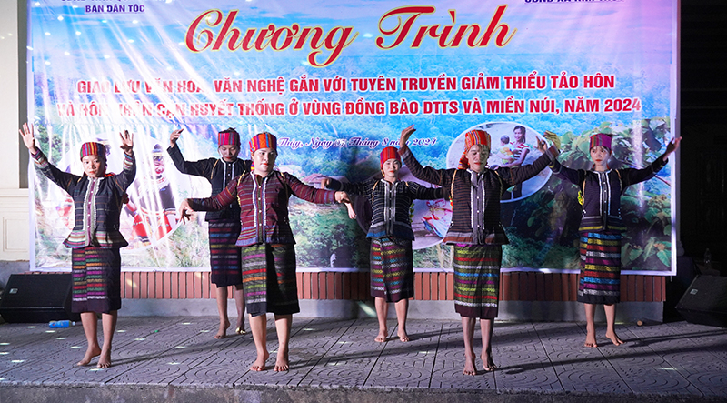  Các tiết mục văn nghệ ấn tượng, mang đậm bản sắc địa phương.