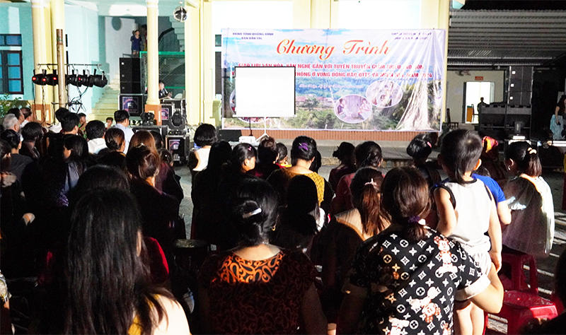 Đông đảo bà con đến xem chương trình.