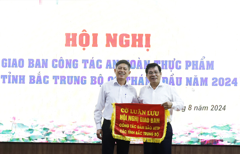 Chi cục ATVSTP tỉnh Quảng Bình trao cờ luân lưu cho Chi cục ATVSTP tỉnh Quảng Trị.