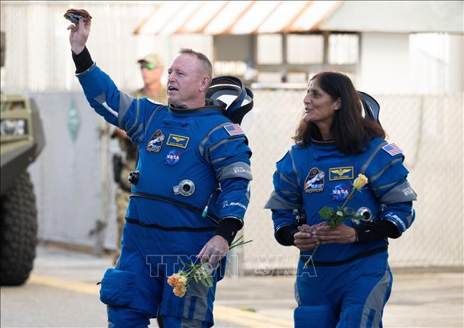 Hai phi hành gia Mỹ Butch Wilmore (trái) và Suni Williams trước khi lên tàu vũ trụ Boeing Starliner tại Mũi Canaveral, bang Florida, Mỹ ngày 5/6/2024. Ảnh: THX/TTXVN