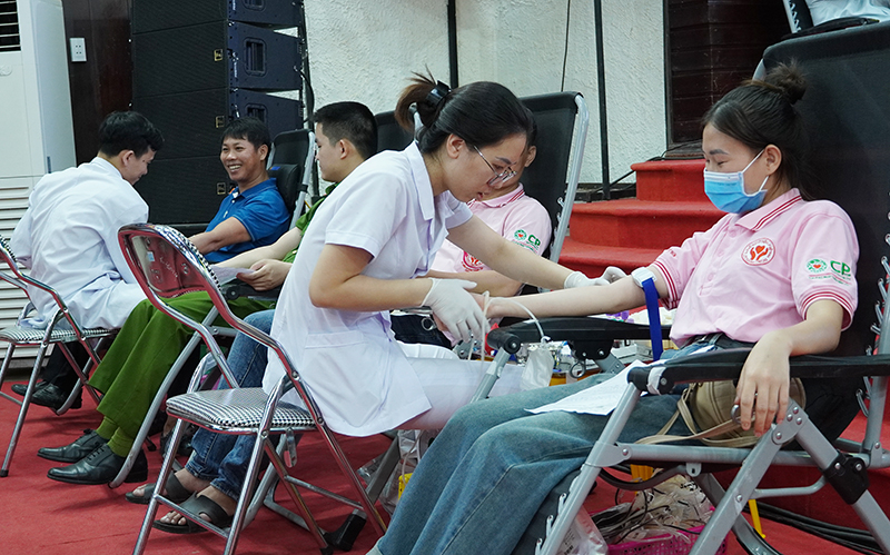 Cán bộ, công chức, viên chức, đoàn viên huyện Lệ Thủy tham gia ngày hội hiến máu tình nguyện.