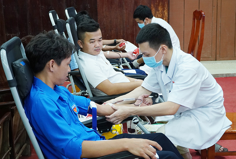 Cán bộ, công chức, viên chức, đoàn viên huyện Lệ Thủy tham gia ngày hội hiến máu tình nguyện.