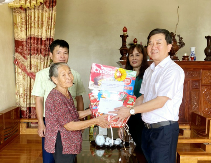 Lãnh đạo thành phố thường xuyên chăm lo đời sống gia đình người có công trên địa bàn.