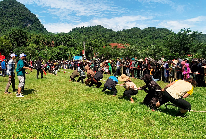 Các vận động viên tranh tài nội dung thi kéo co.