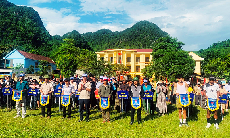 Ban tổ chức trao cờ lưu niệm cho các đội thi. 