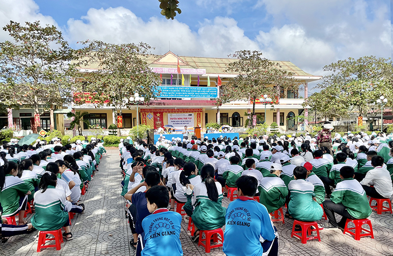 Trung tâm Kiểm soát bệnh tật tỉnh tăng cường các hoạt động truyền thông trực tiếp PCTHTL tại các trường học.
