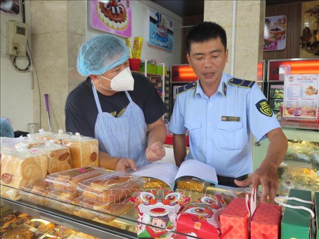 Kiểm tra một cơ sở sản xuất bánh Trung Thu. (Ảnh minh họa. Nguồn: TTXVN)