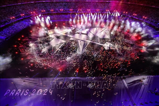 Bế mạc Olympic Paris 2024, bữa tiệc của âm thanh và ánh sáng. Ảnh: THX/TTXVN