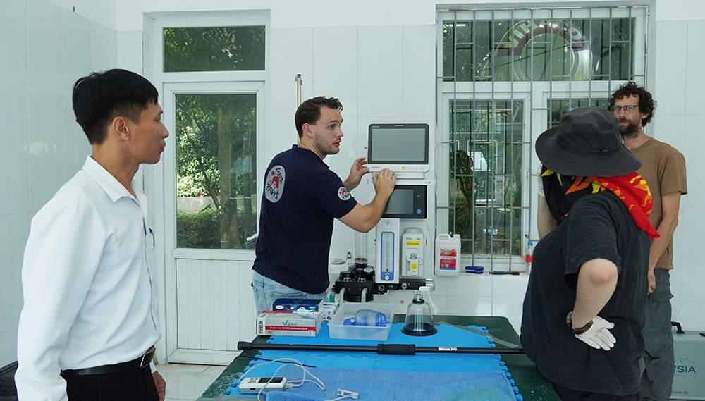 Các chuyên hướng dẫn sử dụng trang thiết bị kỹ thuật cho cán bộ Trung tâm Cứu hộ, bảo tồn và phát triển sinh vật.