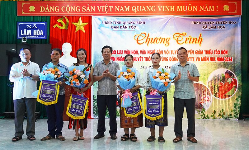 Đại diện Ban Dân tộc tỉnh, UBND huyện Tuyên Hóa và xã Lâm Hóa tặng hoa, cờ lưu niệm cho các đội.