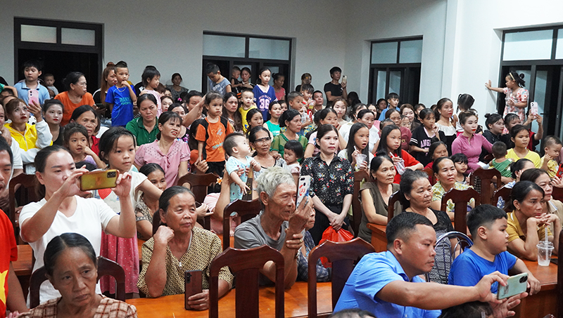 Đông đảo bà con xã Lâm Hóa đến xem chương trình.