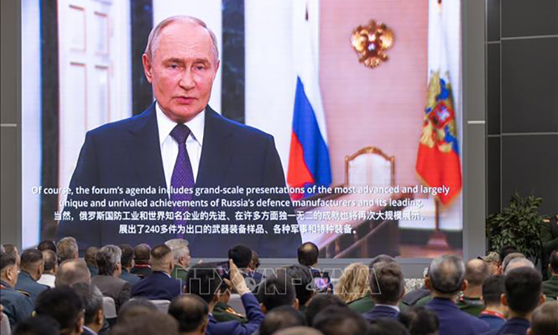 Tổng thống Nga Vladimir Putin gửi video phát biểu chào mừng tại Lễ khai mạc Diễn đàn Kỹ thuật quân sự quốc tế Army-2024. Ảnh: Quang Vinh/PV TTXVN tại Nga