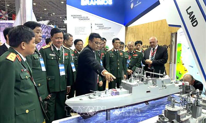 Bộ trưởng Bộ Quốc phòng, Đại tướng Phan Văn Giang và các thành viên trong đoàn tham quan các gian hàng tại ARMY-2024. 